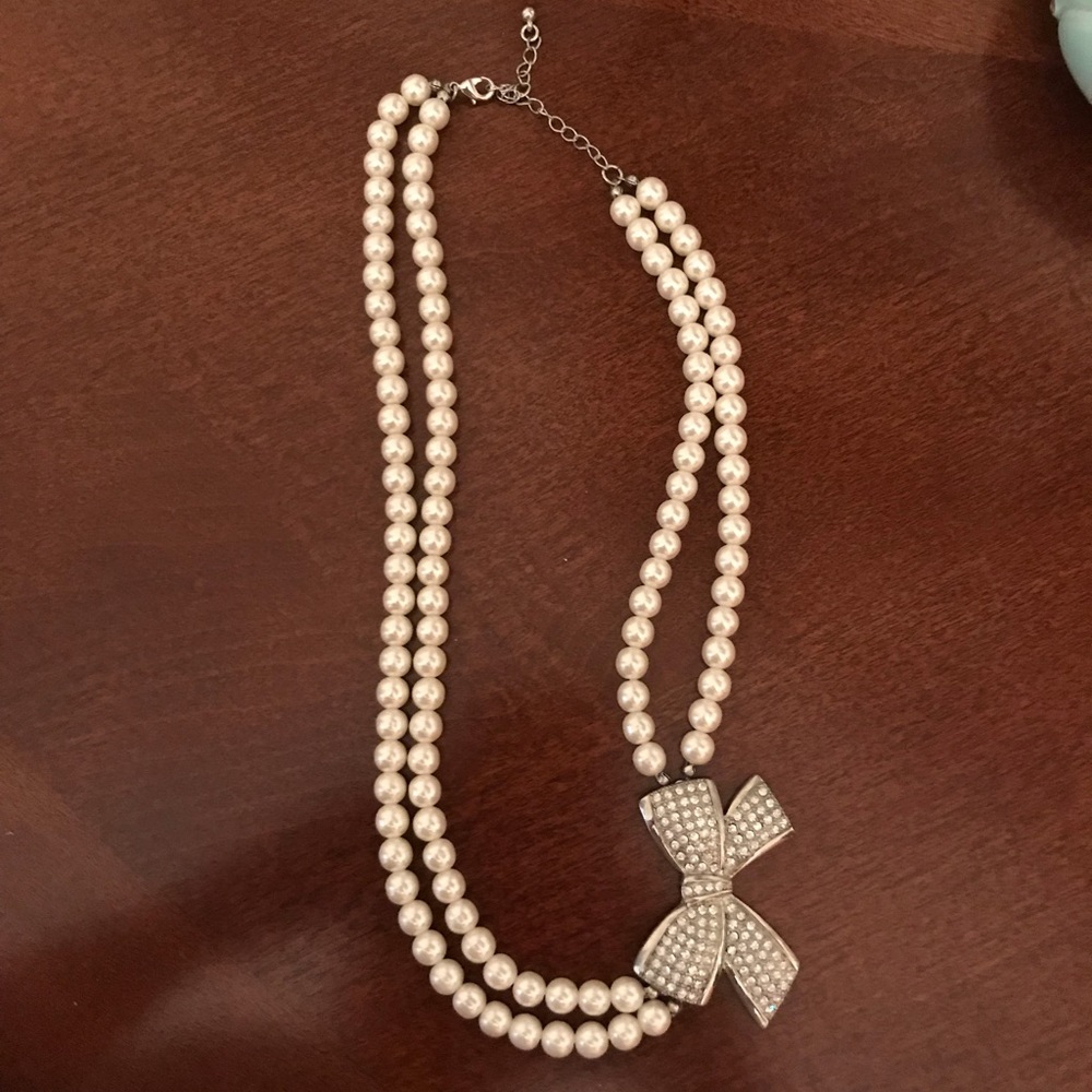 Pearl bow necklace